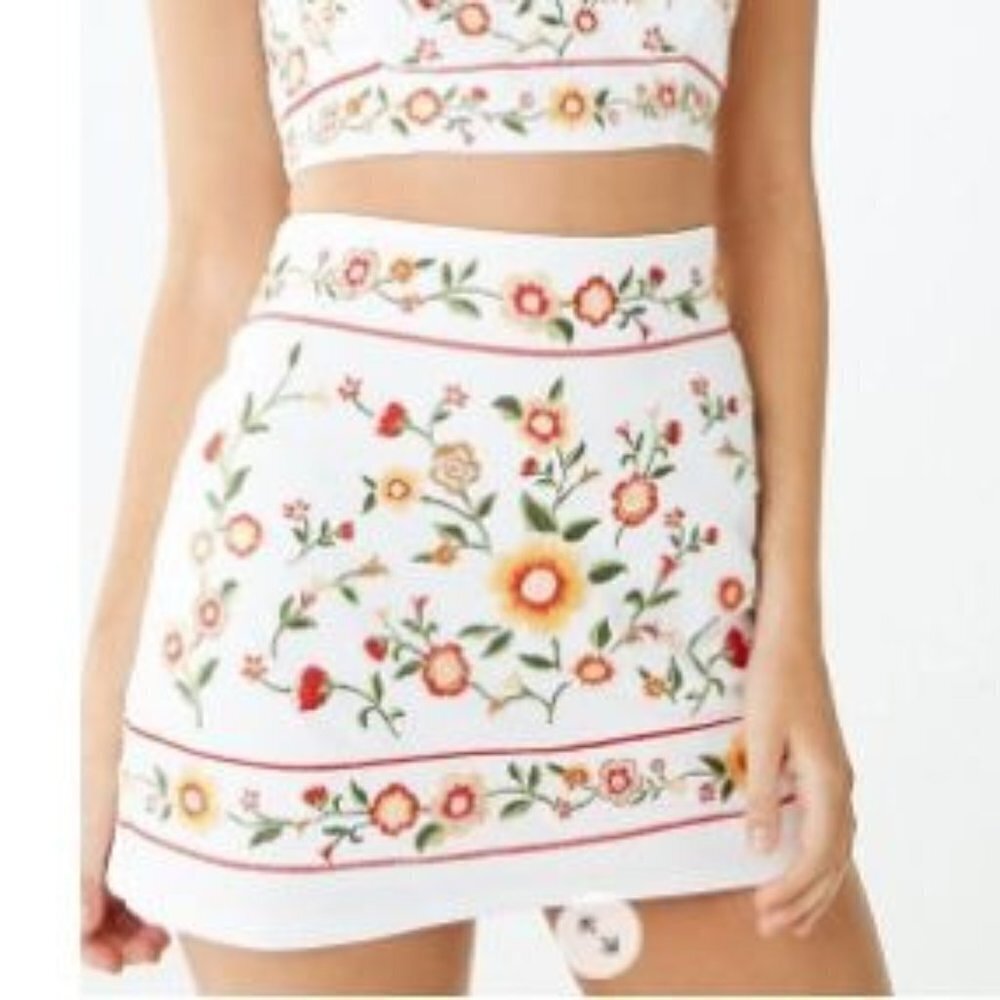 Forever 21 Embroidered Floral Mini Skirt  Size Medium